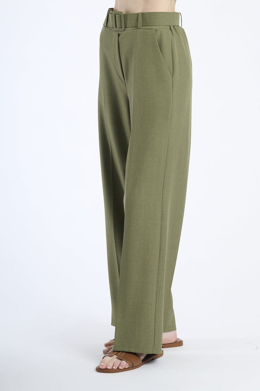 What pants to wear with wide hips?