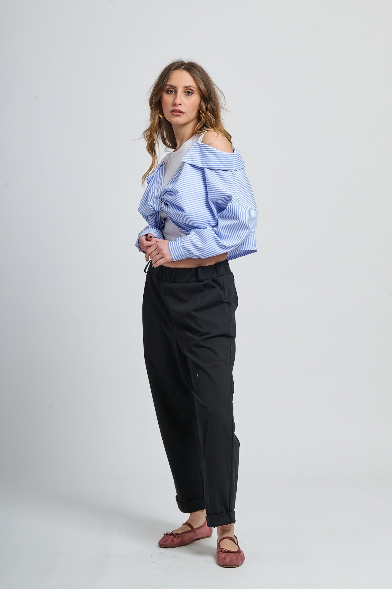 Tie-knotted drape off-shoulder shirt