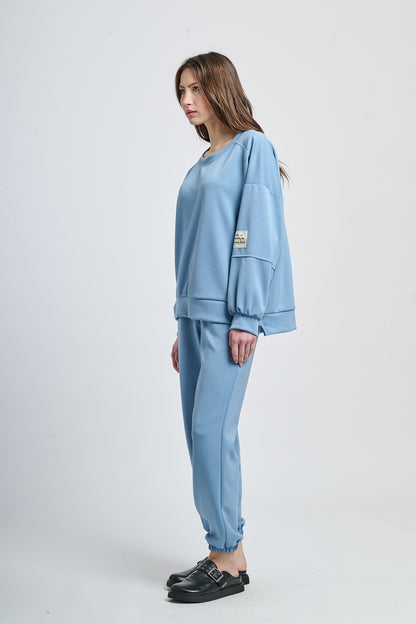 Wind-twisted draped silhouette shirt