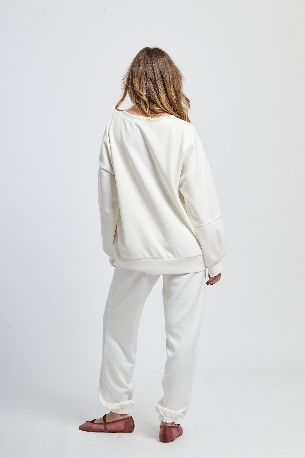 Wind-twisted draped silhouette shirt