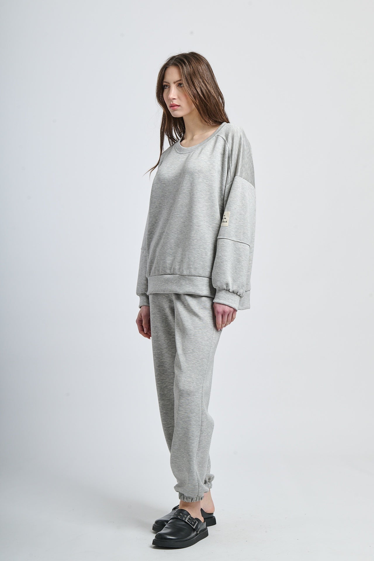 Wind-twisted draped silhouette shirt