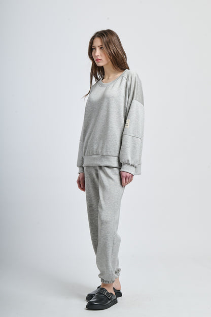 Wind-twisted draped silhouette shirt