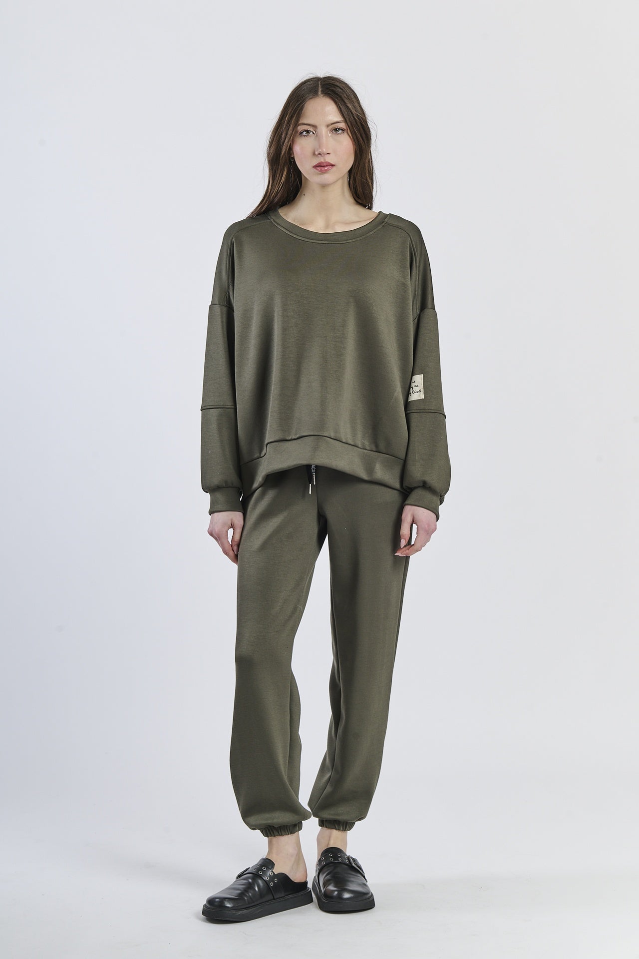Wind-twisted draped silhouette shirt