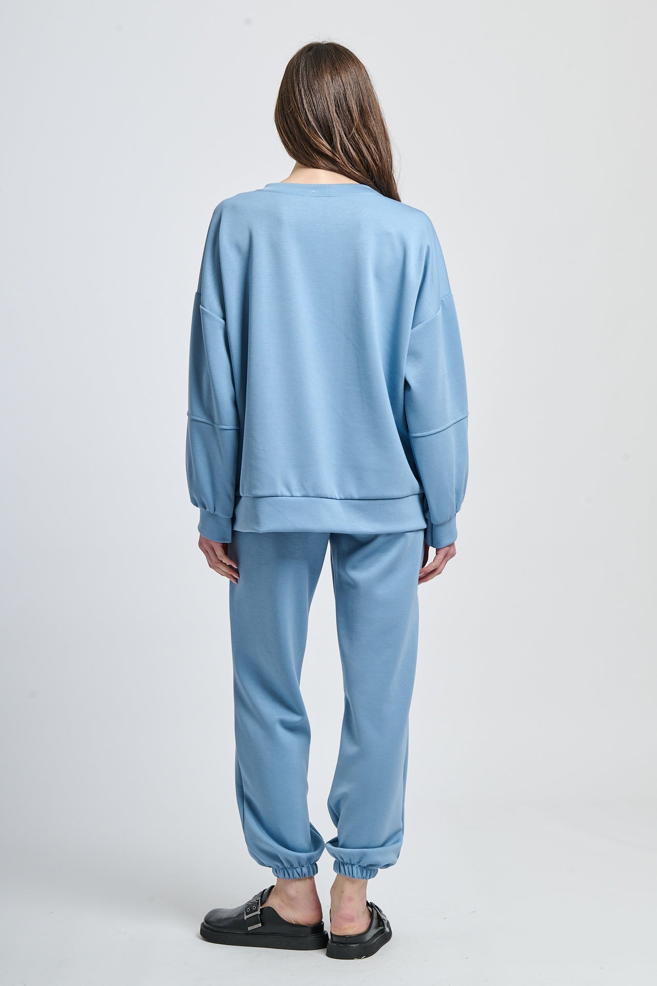 Wind-twisted draped silhouette shirt
