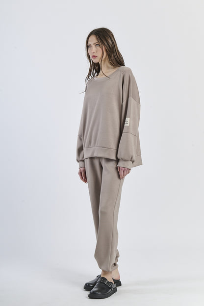 Wind-twisted draped silhouette shirt