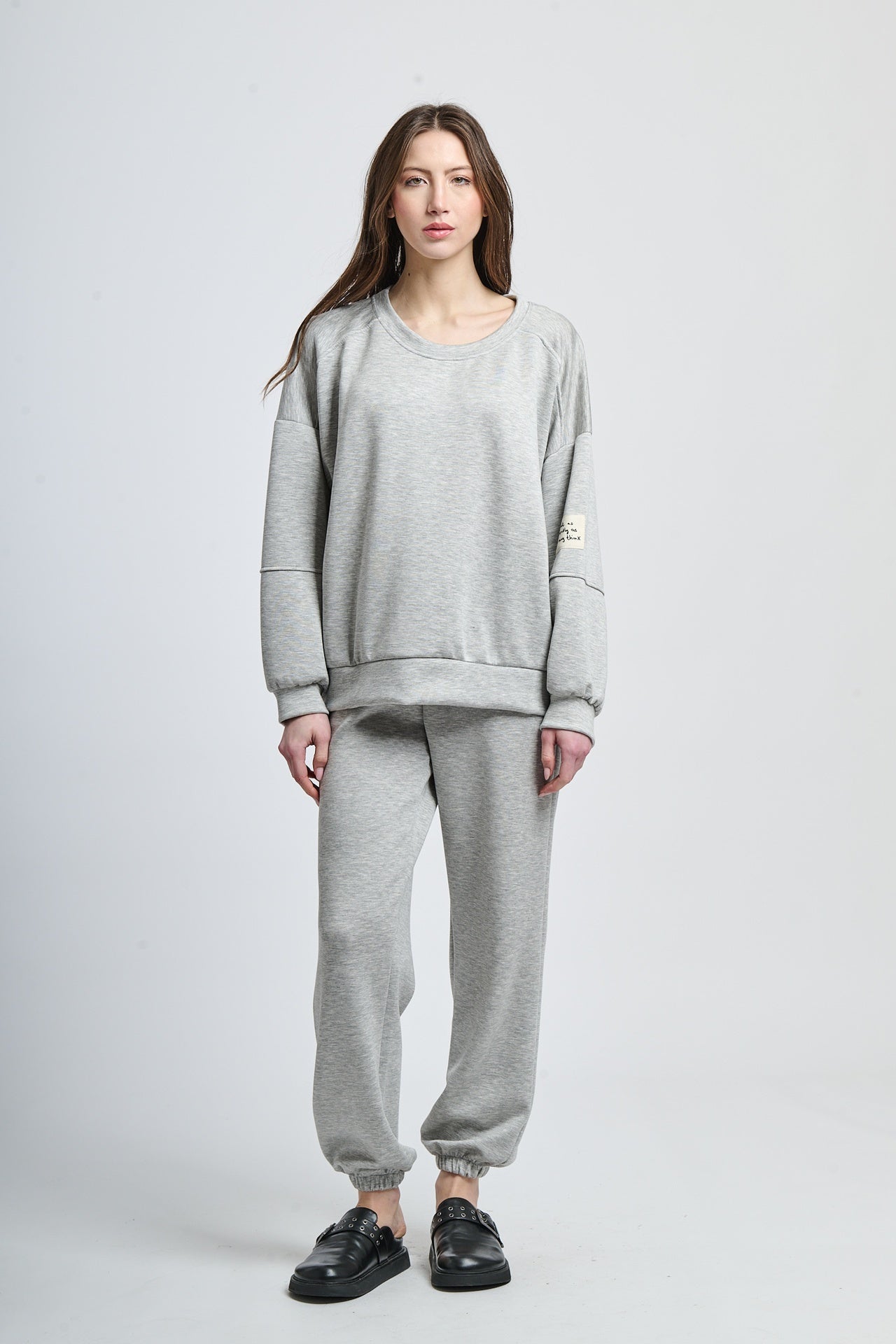 Wind-twisted draped silhouette shirt