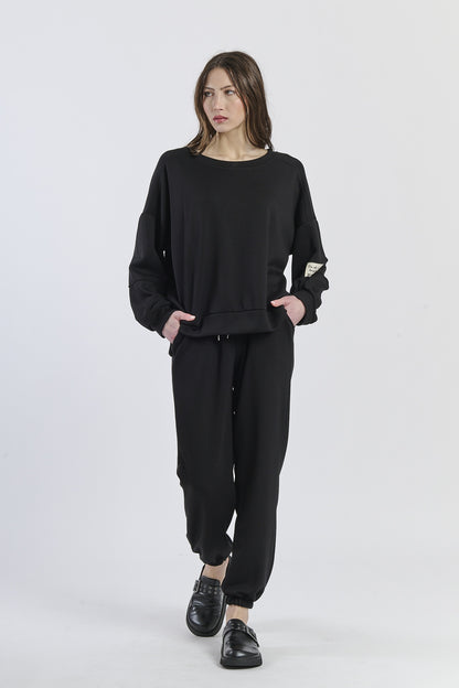 Wind-twisted draped silhouette shirt
