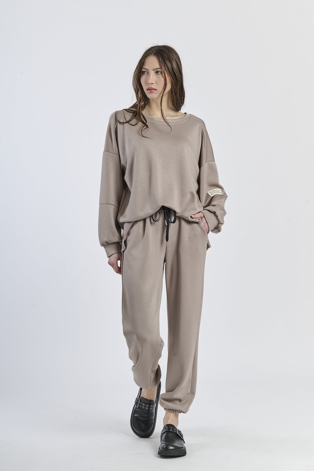 Wind-twisted draped silhouette shirt