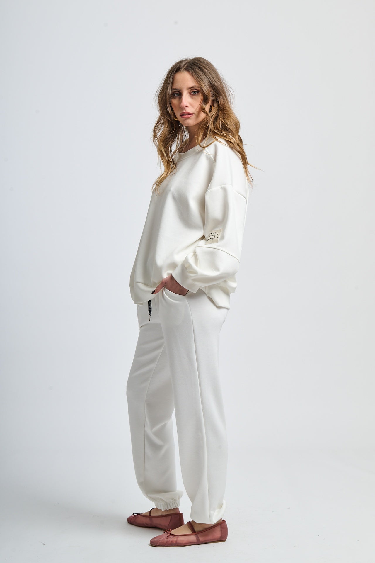 Wind-twisted draped silhouette shirt