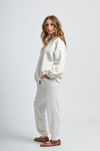 Wind-twisted draped silhouette shirt