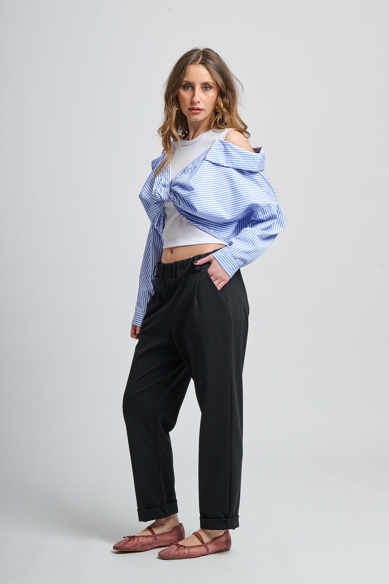 Tie-knotted drape off-shoulder shirt