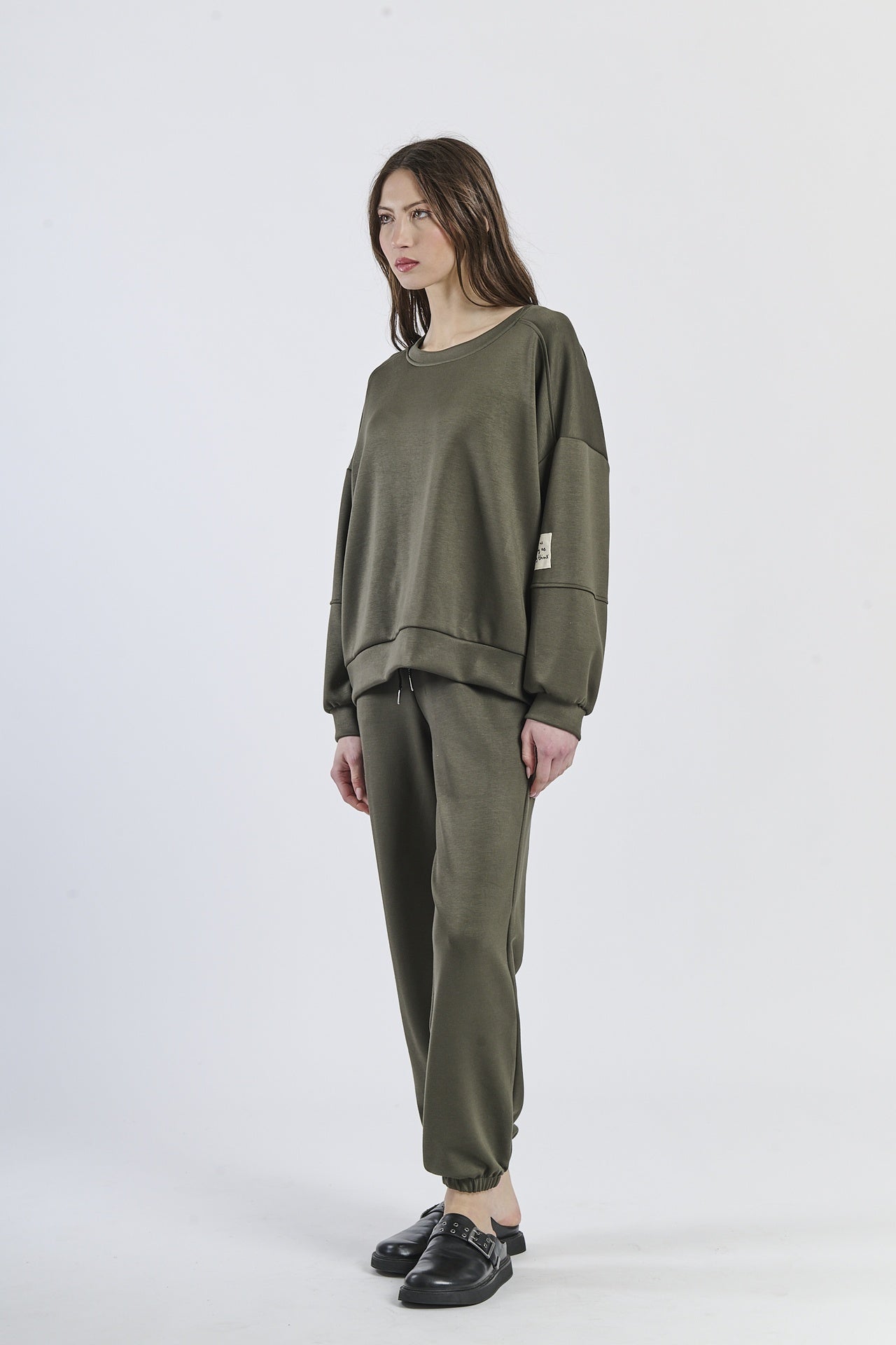 Wind-twisted draped silhouette shirt