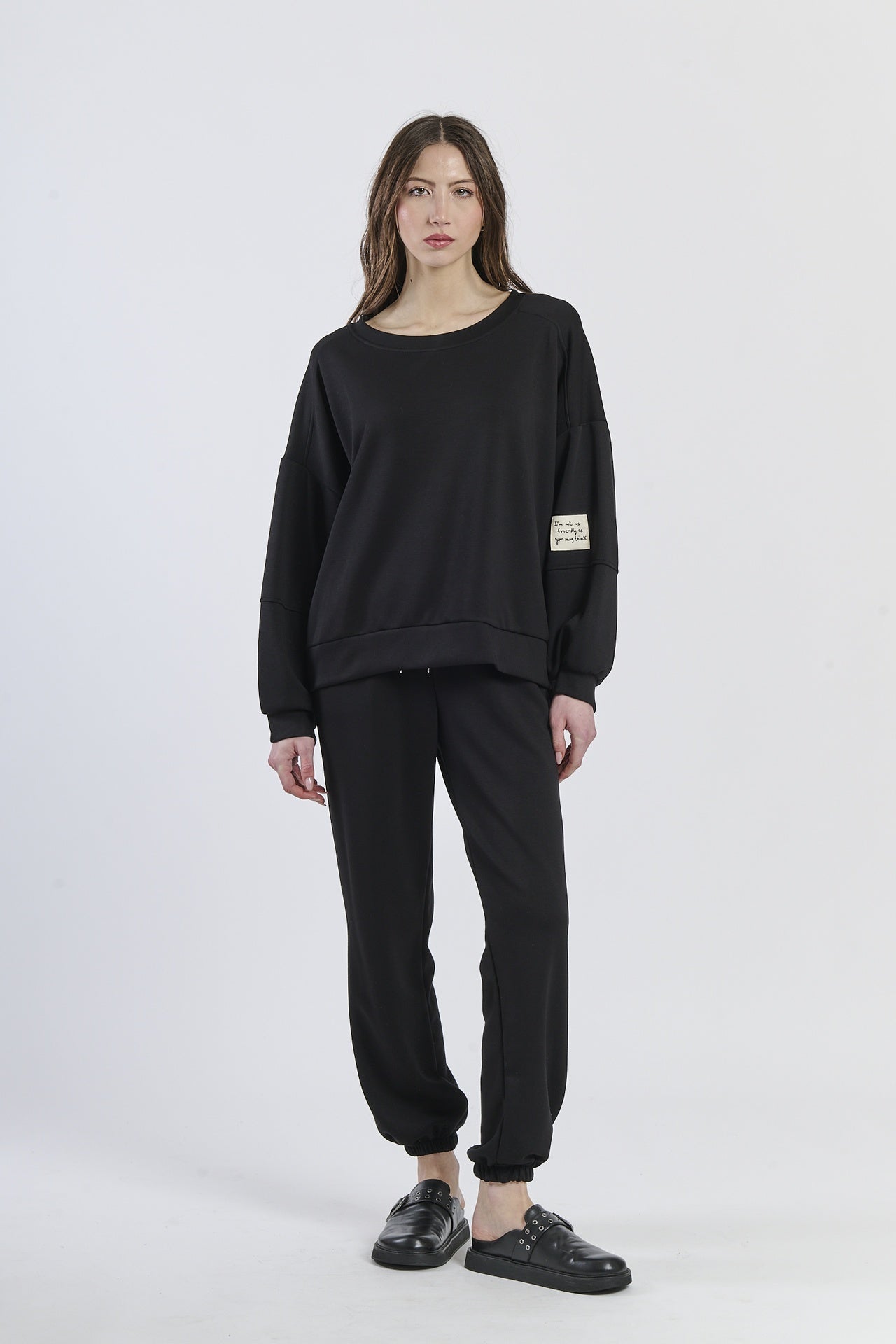 Wind-twisted draped silhouette shirt