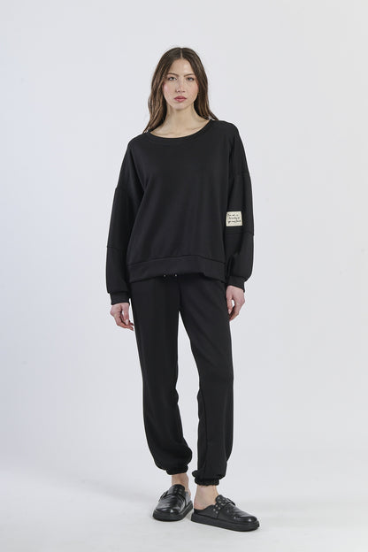 Wind-twisted draped silhouette shirt