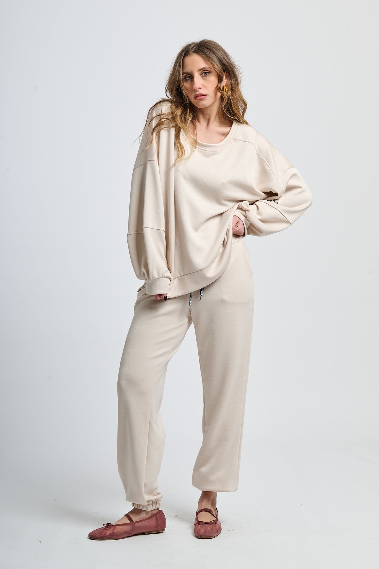 Wind-twisted draped silhouette shirt