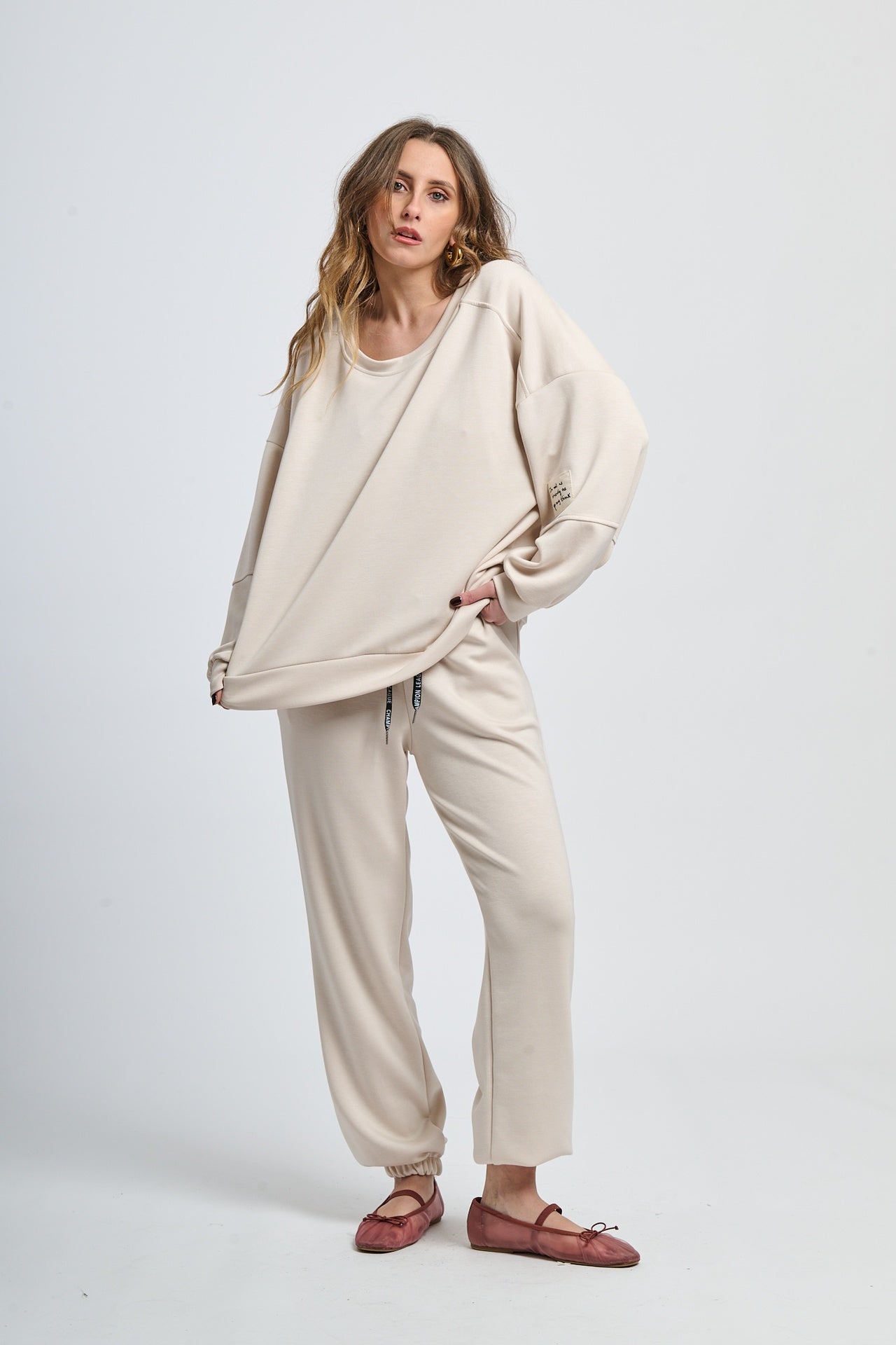 Wind-twisted draped silhouette shirt