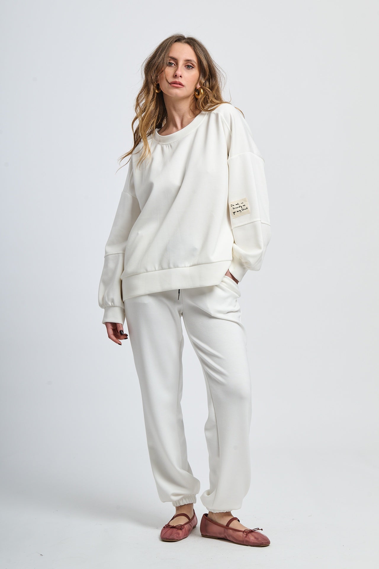 Wind-twisted draped silhouette shirt