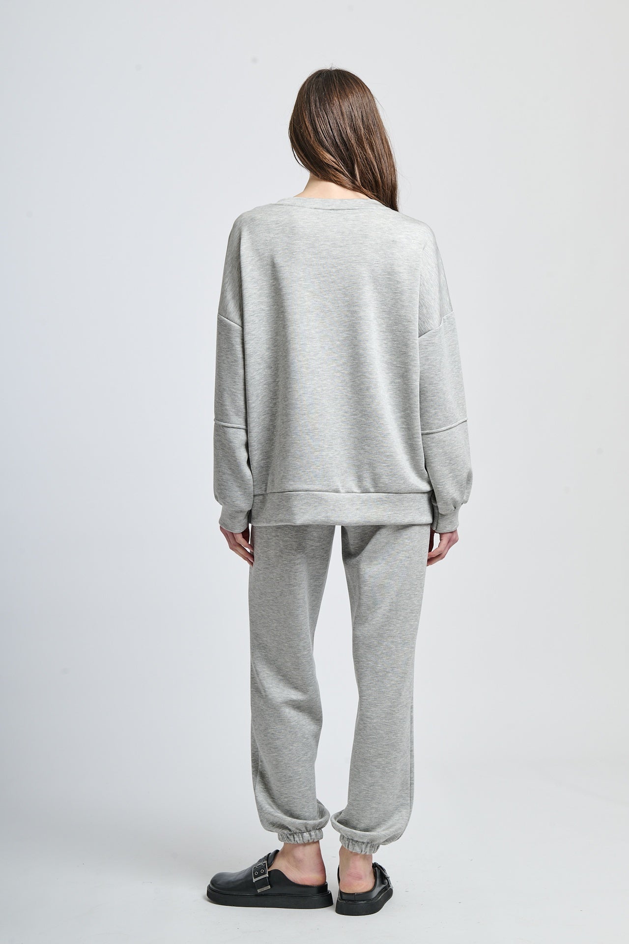 Wind-twisted draped silhouette shirt