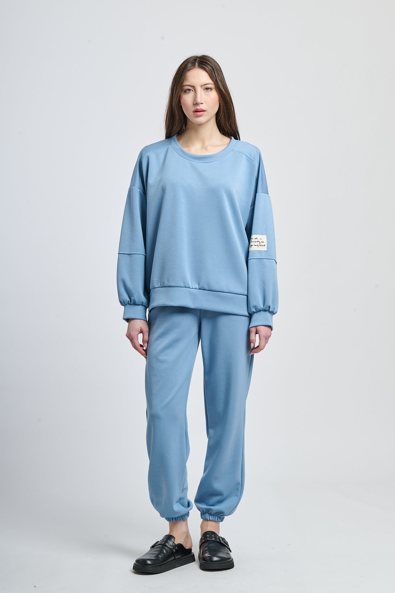 Wind-twisted draped silhouette shirt