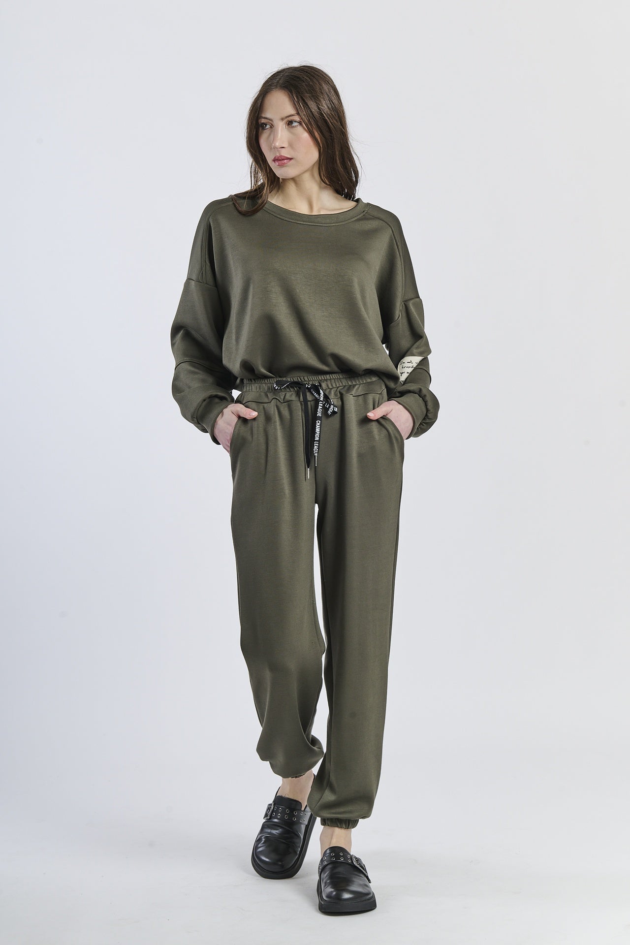 Wind-twisted draped silhouette shirt
