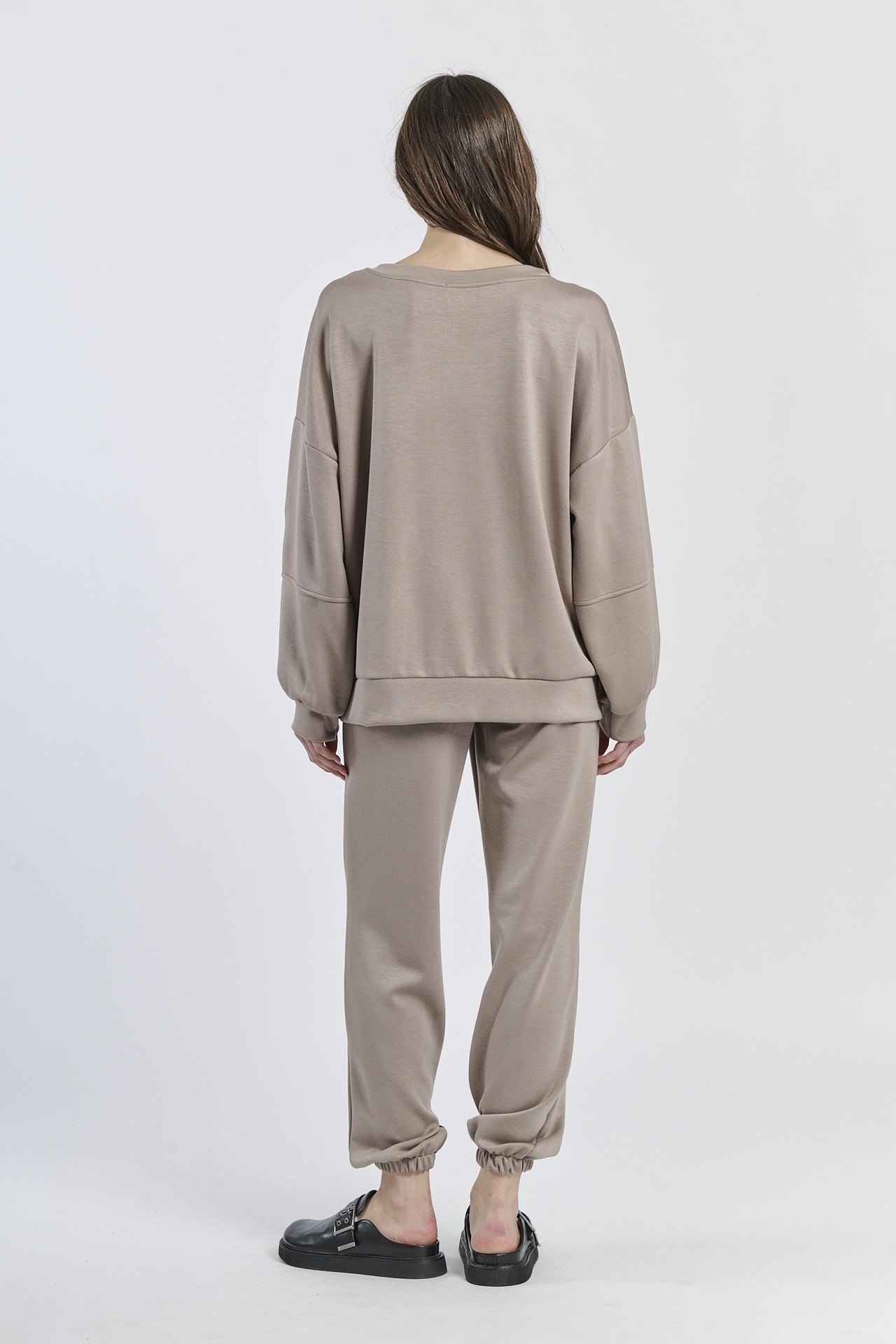 Wind-twisted draped silhouette shirt
