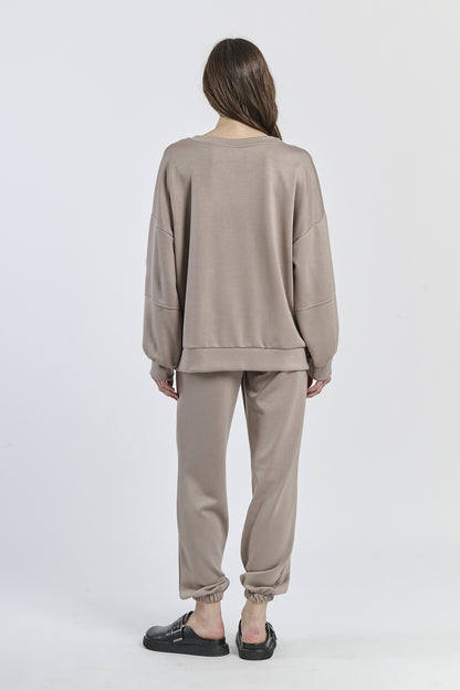 Wind-twisted draped silhouette shirt