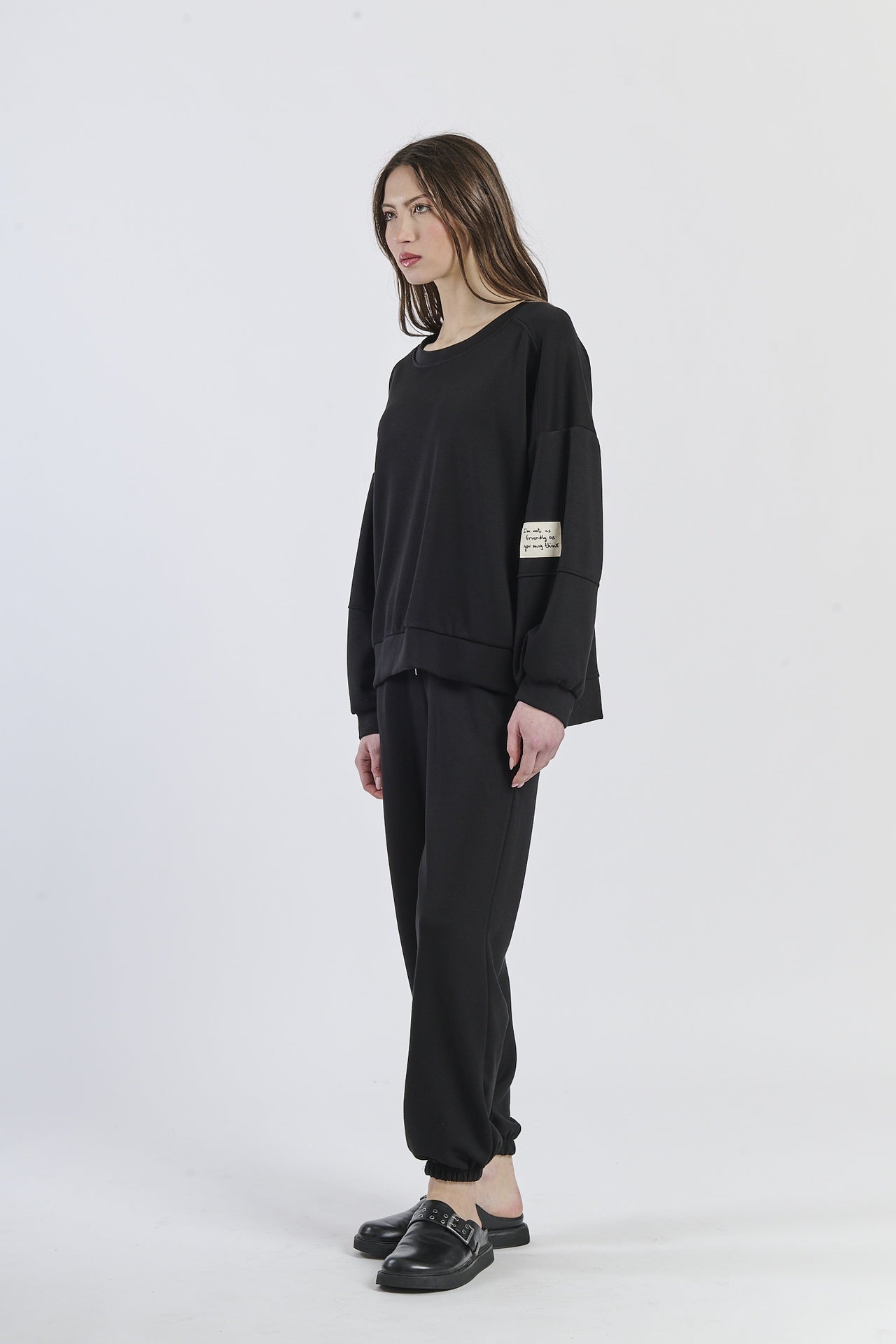 Wind-twisted draped silhouette shirt