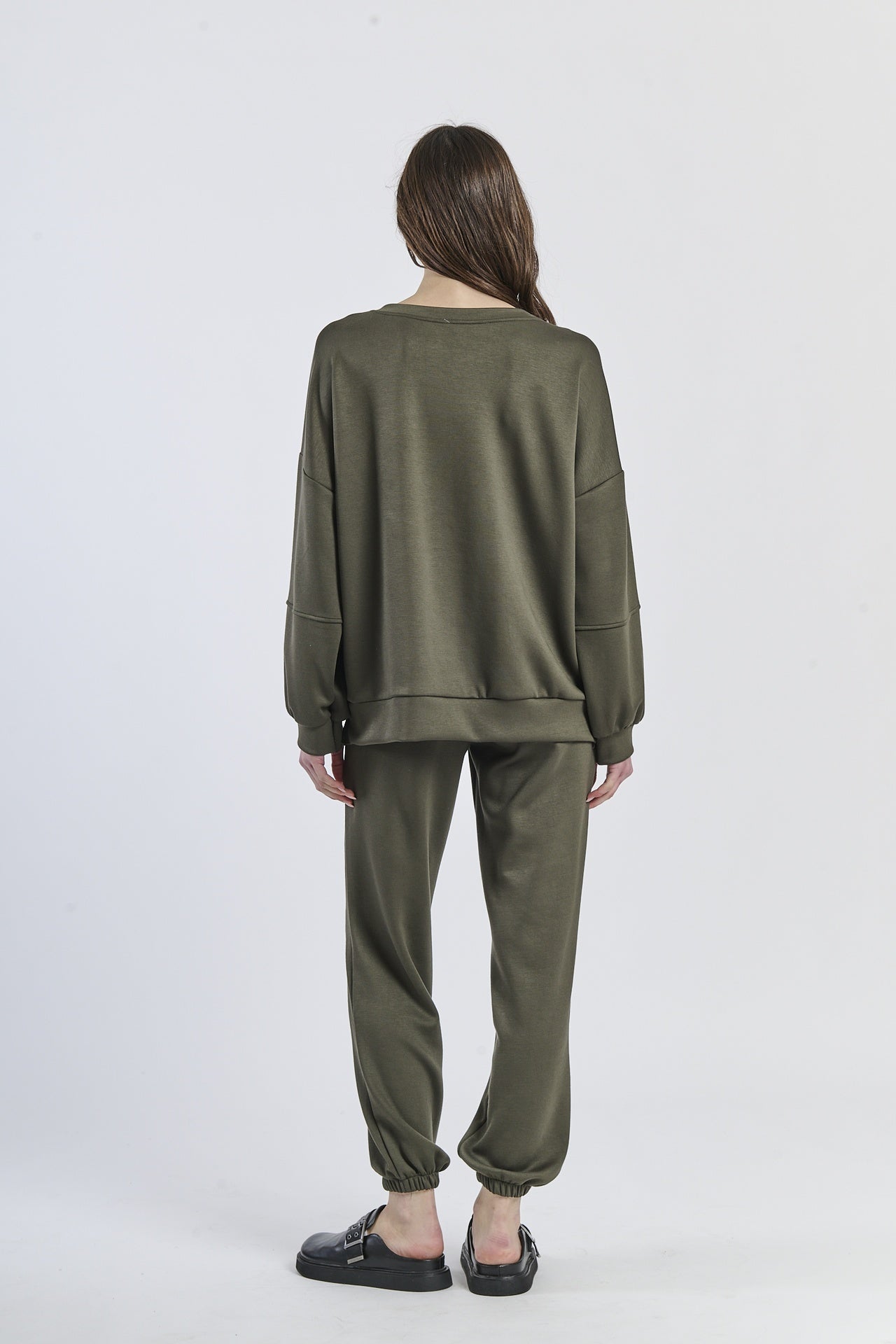 Wind-twisted draped silhouette shirt
