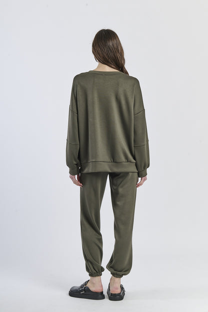 Wind-twisted draped silhouette shirt