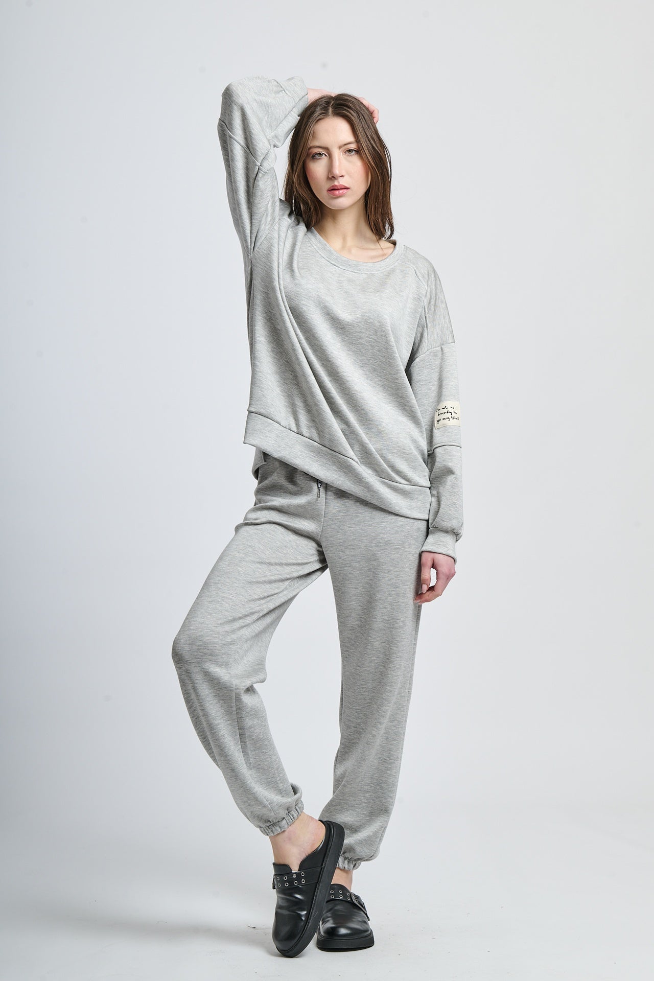 Wind-twisted draped silhouette shirt