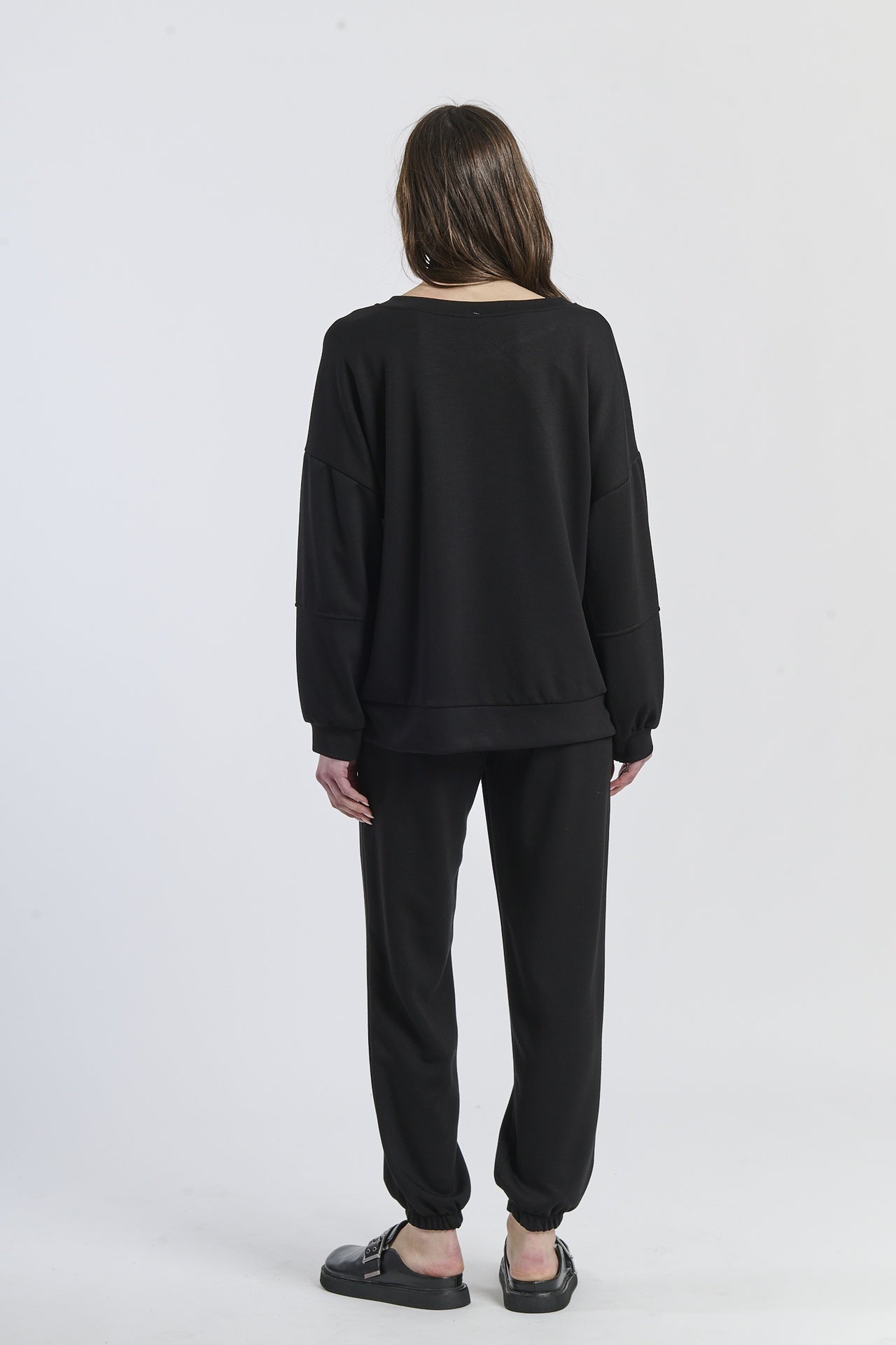 Wind-twisted draped silhouette shirt