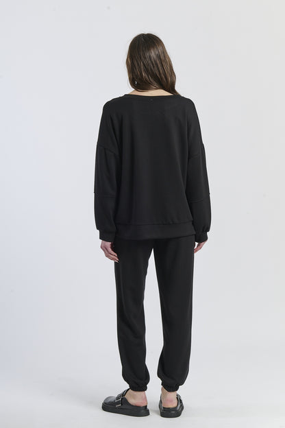 Wind-twisted draped silhouette shirt