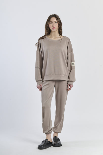 Wind-twisted draped silhouette shirt